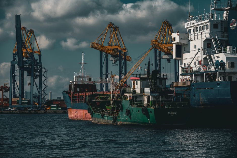 Exportação Brasileira. — Cargo ships and cranes in an industrial port in Istanbul. Captured on a cloudy day.